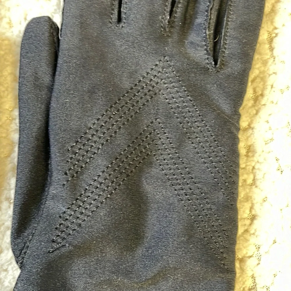 Isotoner ladies soft gloves with case